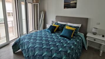 3 dormitorios, tabla de planchar con plancha, cuna de viaje