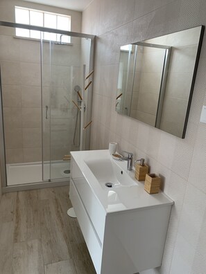 Shower, hair dryer, towels, soap - Luxury 3-bedroom apartment in the historic center of Nazaré, 80 m from the beach (Nazaré)