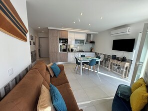 Smart TV, books - Luxury 3-bedroom apartment in the historic center of Nazaré, 80 m from the beach (Nazaré)