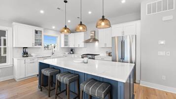 KĂŒhlschrank, Mikrowelle, Ofen, Herdplatte