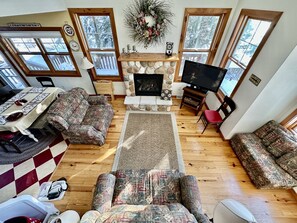 Televisión, chimenea y reproductor de DVD