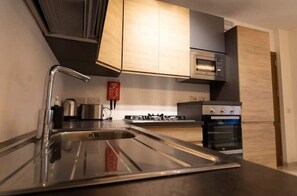 Kühlschrank, Mikrowelle, Ofen, Herdplatte