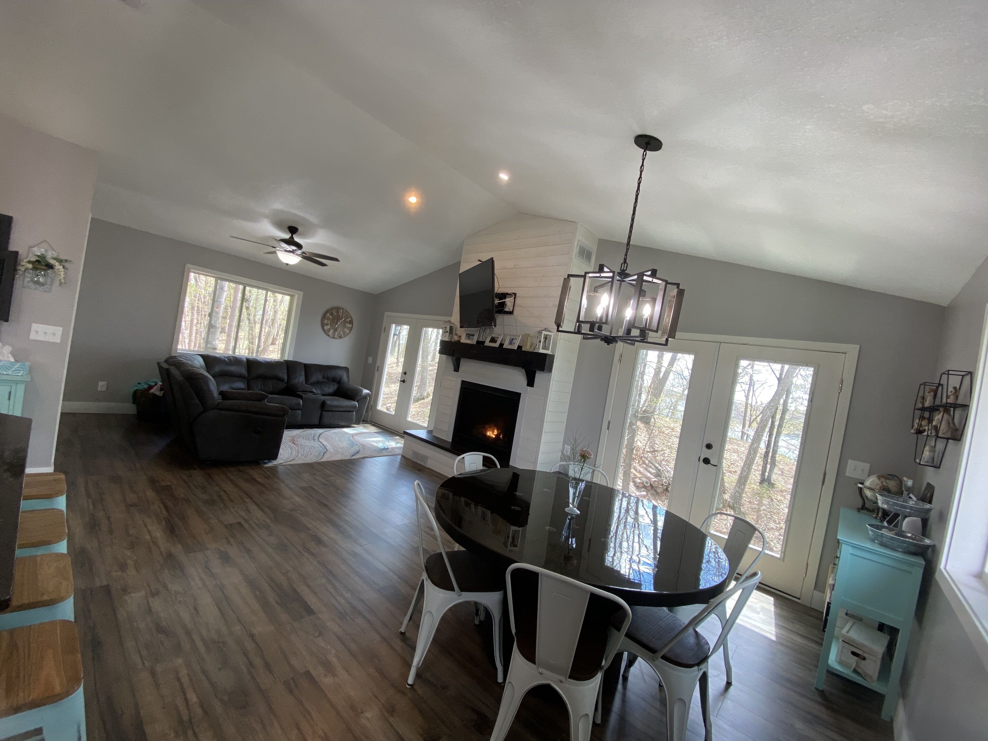 TV connectée, cheminée, lecteur de DVD, livres