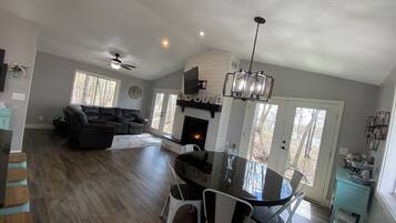 Téléviseur connecté, foyer, lecteur de DVD, livres