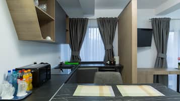 Studio Suite | Private kitchen | Fridge, microwave, coffee/tea maker, dining tables