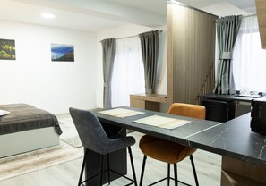 开间套房 | 办公桌、隔音、免费 WiFi、床单