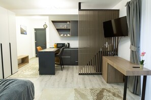 Desk, soundproofing, free WiFi, bed sheets - Frasin Studios-6 km to Voronet Monastery (Frasin)