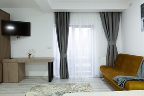 家庭套房 | 办公桌、隔音、免费 WiFi、床单