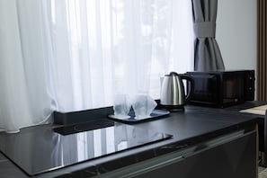 家庭套房 | 私人厨房 | 冰箱、微波炉、茶具/咖啡用具、餐桌