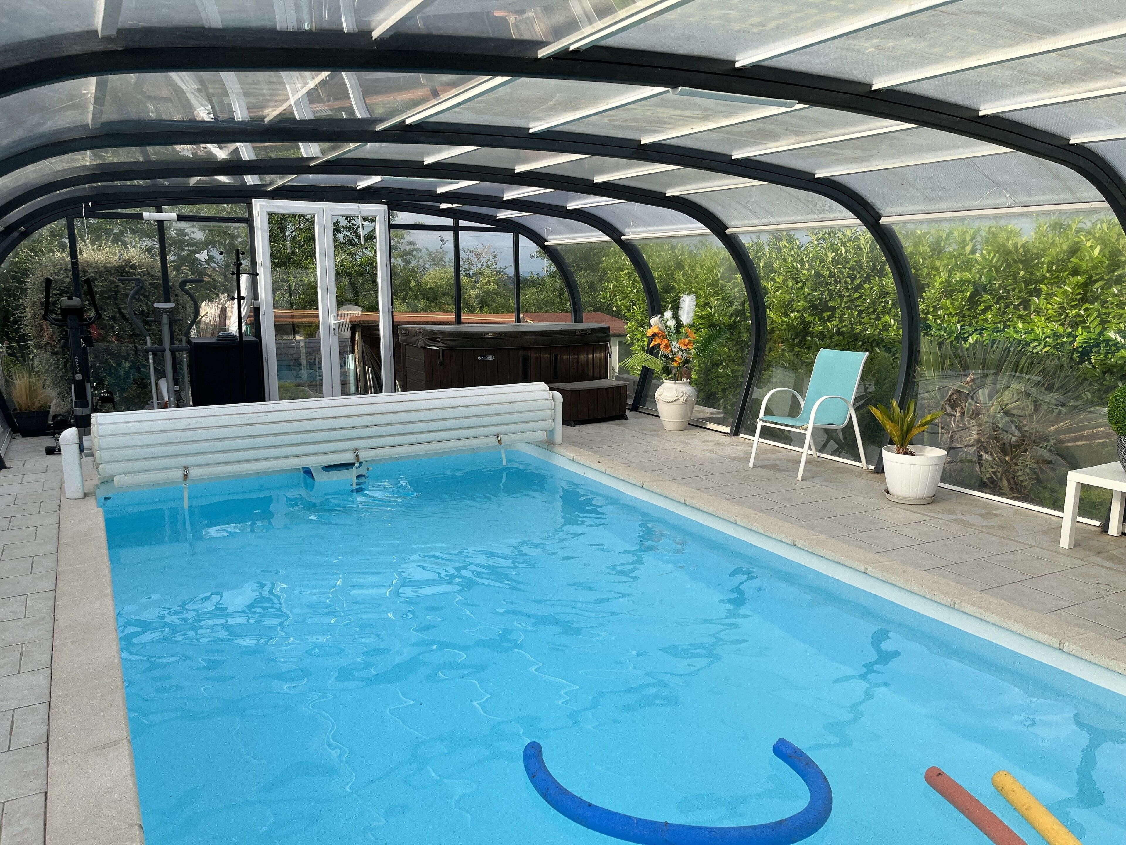 Piscine couverte, piscine extérieure