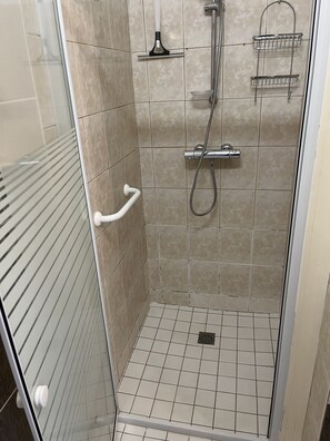 Sèche-cheveux, serviettes fournies, papier toilette