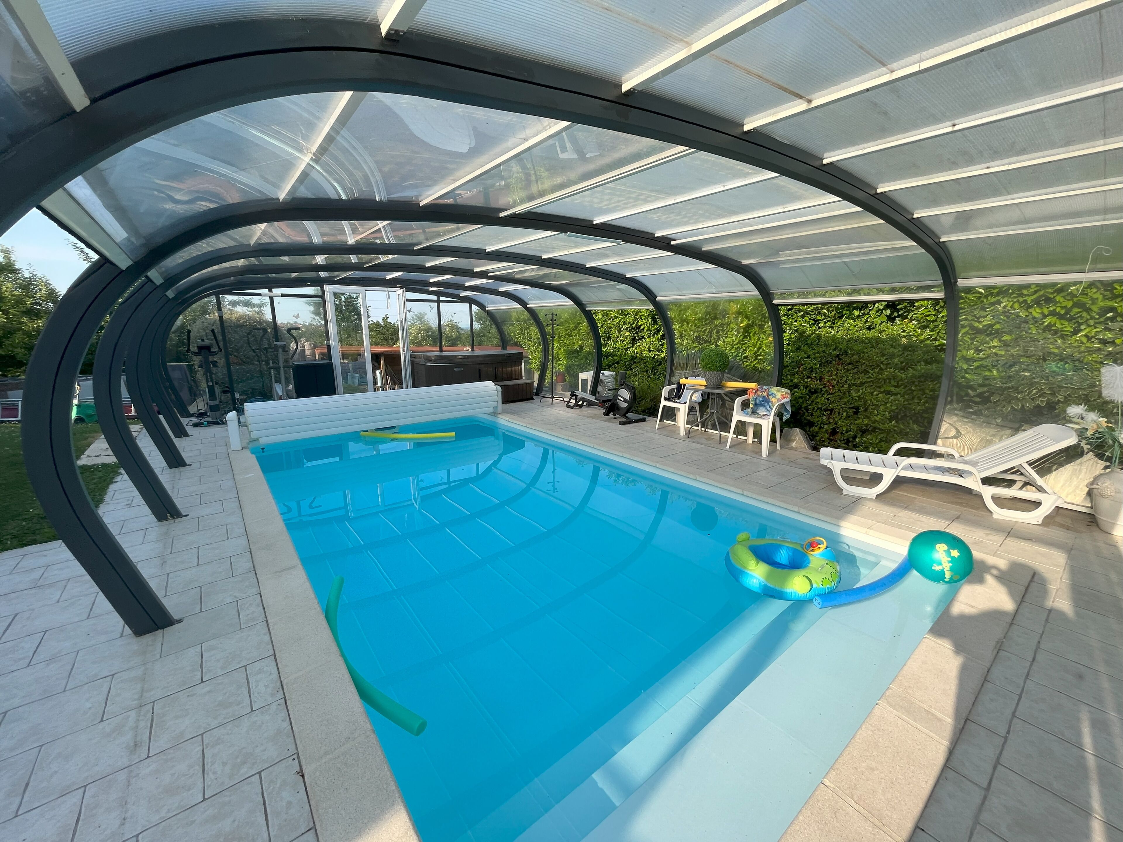 Piscine couverte, piscine extérieure