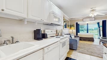 Geladeira, micro-ondas, fogão, cooktop