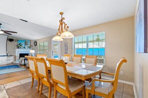 Dining - Tropic stay with large outdoor pool, bikes, AC & pool table - snowbird-friendly (Perdido Key)