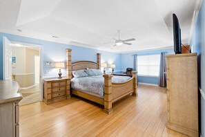 4 bedrooms, iron/ironing board, internet, bed sheets - Tropic stay with large outdoor pool, bikes, AC & pool table - snowbird-friendly (Perdido Key)