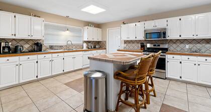 Tropic stay with large outdoor pool, bikes, AC & pool table - snowbird-friendly