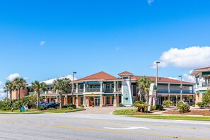 Exterior - Tropic stay with large outdoor pool, bikes, AC & pool table - snowbird-friendly (Perdido Key)