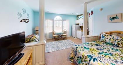 Convenient studio with outdoor pool, patio, central AC & beach access