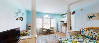 Convenient studio with outdoor pool, patio, central AC & beach access