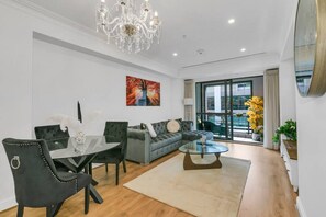 TV - 306 HT · The Marble Royale (Auckland)