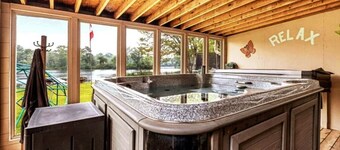 Pines Bay Waterfront cottage with Hot tub!