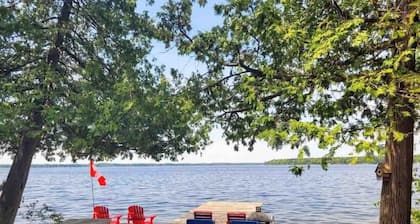 Rustic Pines Waterfront Cottage *CLEAR WATER*