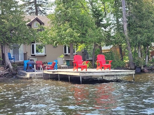 Rustic Pines Waterfront Cottage *CLEAR WATER*