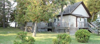Rustic Pines Waterfront Cottage *CLEAR WATER*