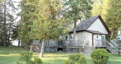 Rustic Pines Waterfront Cottage *CLEAR WATER*