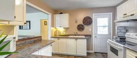 Coffee/tea maker, fridge, microwave, oven