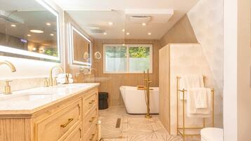 Een regendouche, een haardroger, handdoeken