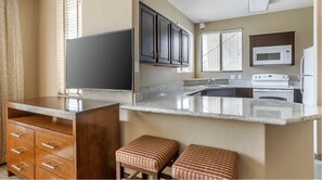 غسالة أطباق، ماكينة لصنع القهوة/الشاي، محمصة خبز، خلاط