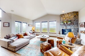 Télévision, cheminée, livres