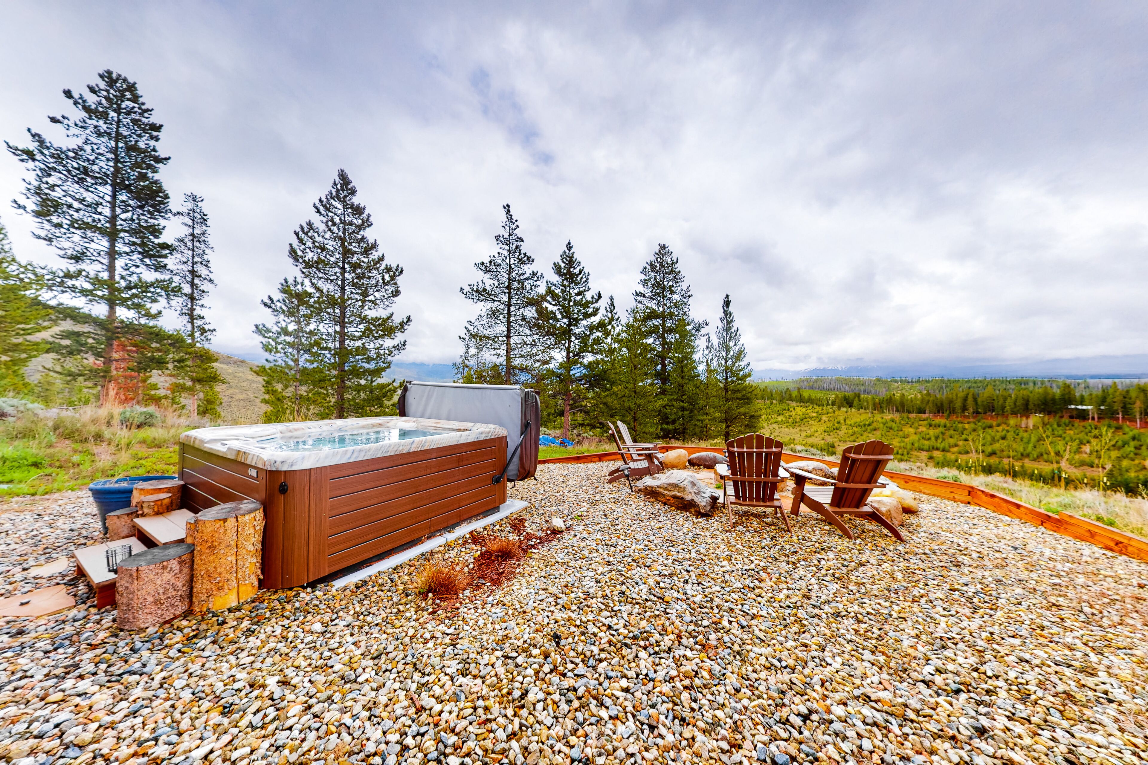 Spacious mountain view home with gas fireplace, hot tub, & balcony
