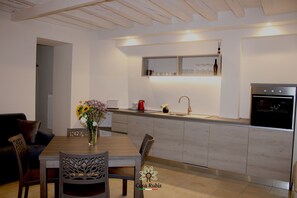 Family Townhome | Private kitchen | Electric kettle, high chair - CASA DEGLI AMICI (Ruvo di Puglia)