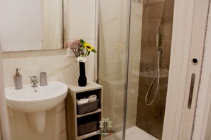 Executive Townhome | Bathroom