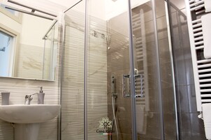 Executive Townhome | Bathroom | Shower, rainfall showerhead, hair dryer, bidet