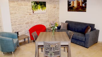 Familie resortwoning | Woonruimte | Een flatscreentelevisie
