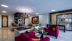 A modern living room with a sofa, coffee table, and a decorative vase. - Palmeras Beach Hotel (Alanya)