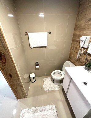 Shower, rainfall showerhead, hair dryer - Noé Hotel (Punta Cana)