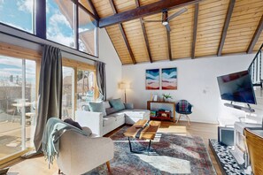 TV - Amazing dog-friendly mountain view home with hot tub, wood stove, patio, & deck (Grand Lake)