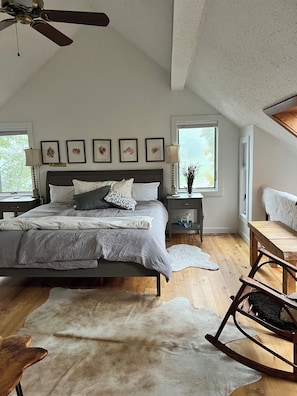 1 bedroom, free WiFi, bed sheets - VT Chique Townhouse, Walk to Rec Path, Breweries & Restaurants 10 min to Resort. (STOWE)