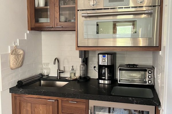 Geladeira, fogão, cafeteira/chaleira, torradeira