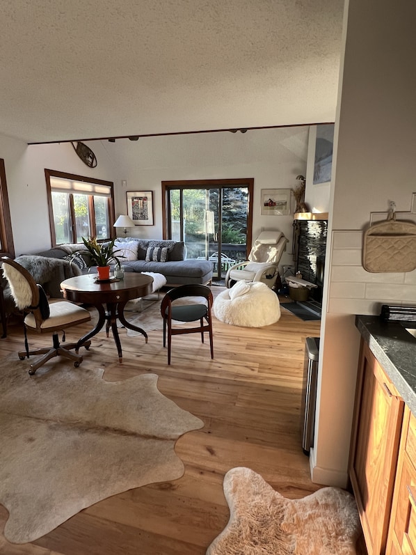 TV, fireplace - VT Chique Townhouse, Walk to Rec Path, Breweries & Restaurants 10 min to Resort. (STOWE)