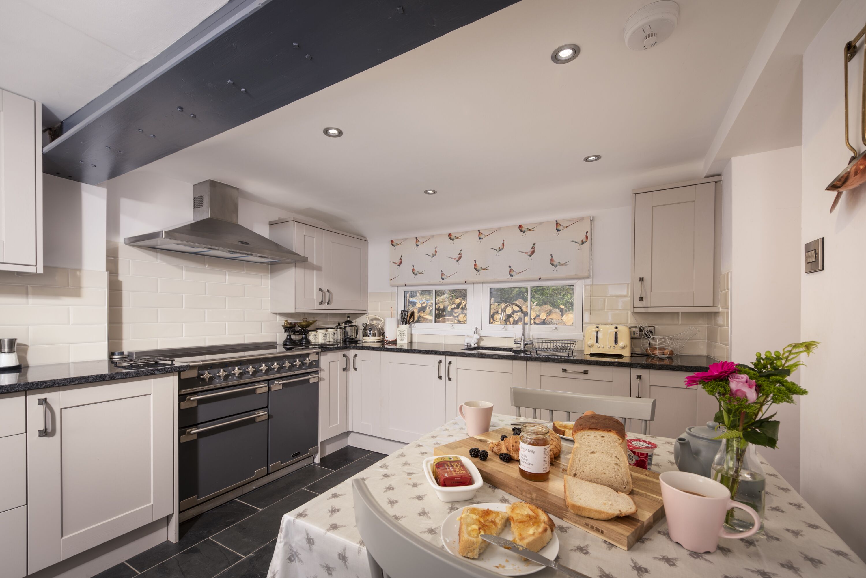 Refrigerador y comedor 