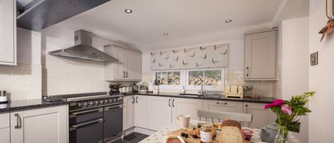 Geladeira, mesas de jantar