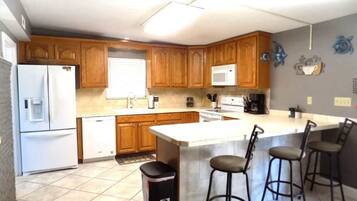 Coffee/tea maker, fridge, microwave, oven