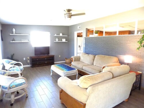 Comfy home in safe neighborhood, close to the airport shopping dinning and more!