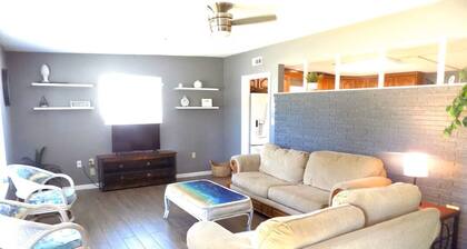 Comfy home in safe neighborhood, close to the airport shopping dinning and more!