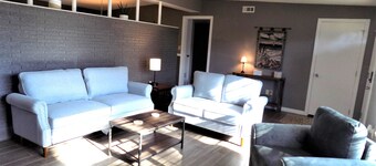 Comfy home in safe neighborhood, close to the airport shopping dinning and more!